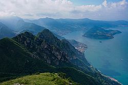 pohled z hory Corna Trentapassi na Lago d'Iseo