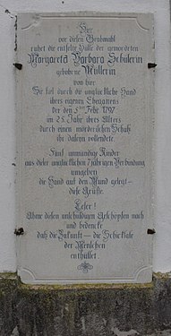 Grabplatte aus dem 18. Jahrhundert an der Kirche