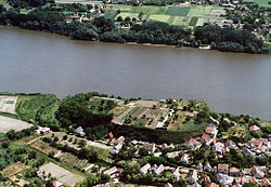 Dunasekčē ciems pie Donavas no putna lidojuma (redzamas romiešu apmetnes Lugio atliekas)