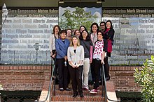 Mujeres estudiando ciencia