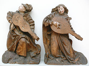 Anges à la vièle et au luth. Sculpture sur bois de tilleul, Allemagne (v. 1490) - Musée de Bode, Berlin. (définition réelle 3 051 × 2 277*)