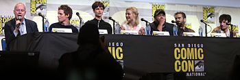 Panel filmu na San Diego Comic Con 2016 (od lewej): reżyser Yates; aktorzy Redmayne, Waterston, Sudol, Fogler, Farrell, Miller.