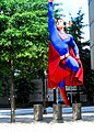 Superman-cosplayer met rode cape