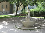 Brunnen mit „Knieender weiblicher Figur“