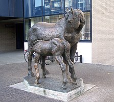 Bronsbeeld Merrie met Veulen (1985) van de beeldhouwer Pieter d'Hont nabij de Monicabrug aan de St.-Jacobsstraat 326[7]