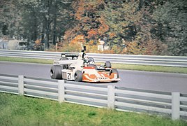 Jacques Laffite sur Williams-Ford, suivi par l'UOP Shadow-Ford de Jean-Pierre Jarier au Grand Prix des États-Unis 1975 à Watkins Glen.