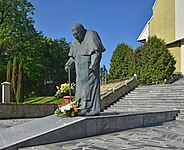 Otoczenie: pomnik Jana Pawła II