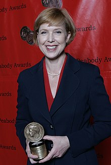 Кимберли Дозье на 67-й ежегодной церемонии награждения Peabody Awards для CBS Sunday Morning-The Way Home (обрезано) .jpg