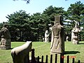 Divers éléments en pierre sur le site de Jeongneung (tombe de la reine Jeonghyeon) à Séoul