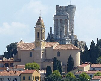 L'église Saint-Michel et, à l'arrière, le Trophée des Alpes.