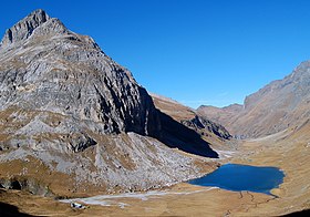 Vue du lac de la Plagne dominé à gauche par le mont Blanc de Peisey.