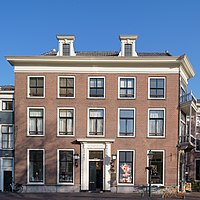 Voorgevel Lange Voorhout 58 in 2022, het raam naast de hoofdingang is als zodanig hersteld.