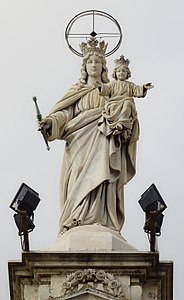 Estátua de Nossa Senhora Auxiliadora na fachada.