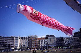 Les façades du front de mer à l'arrière plan. (1996)