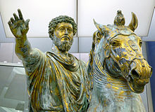 Statua originale di Marco Aurelio che campeggiava nella Piazza del Campidoglio e che poi è stata spostata all'interno dei Musei Capitolini. Essa non ha un colore omogeneo a causa del deperimento subito nel tempo dovuto alle intemperie e ad altre cause.