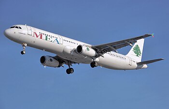 طائرة إيرباص A321-200 تابعة لطيران الشرق الأوسط تهبط في مطار هيثرو بلندن، إنگلترا