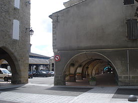 Arcadas no centro de Monségur