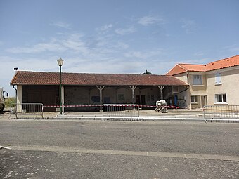 Le préau de la mairie, ancienne mairie-école.