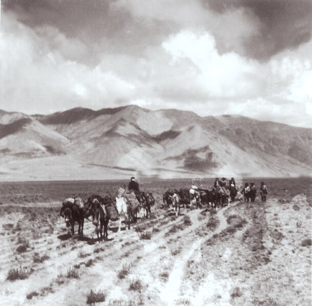 File:Newar caravan in tibet.jpg