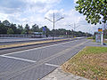 Voorplein van het station met bushalte langs de nieuwe busbaan.