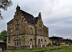 Gleisseite des Bahnhof Odernheim (Glan) mit Empfangsgebäude