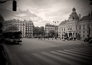 Place Armand-Carrel.