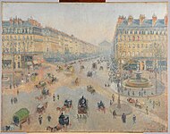 Avenue de l'Opéra et place du Théâtre Français avec les rues et les trottoirs peuplés de moyens de locomotion et de piétons.