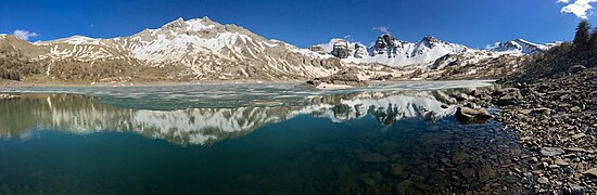 Lac d'Allos dans le parc national du Mercantour, à la fin du printemps, avec les restes de neige et de glace.