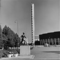 Statue von Paavo Nurmi vor dem Stadion (1975).