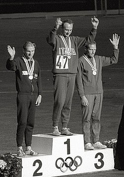 Paul Nihill, Abdon Pamich ja Ingvar Pettersson Tokion olympialaisten palkintojenjaossa 1964.