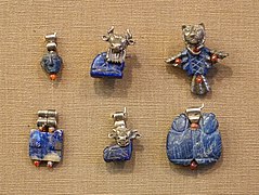 Pendentifs à motifs animaliers en lapis-lazuli, argent et cornaline, provenant du Palais Nord de Tell Asmar. Musée de l'Oriental Institute de Chicago.