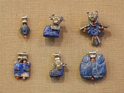 Pendante sumeriene de la Tell Asmar din circa 2900 î.e.n. - 2350 î.e.n., confecționate din lapis lazuli, argint și carneol