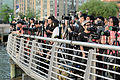 Menschen mit Teleobjektiven beim Manhattanhenge, einem halbjährlichen Fotoereignis in New York City