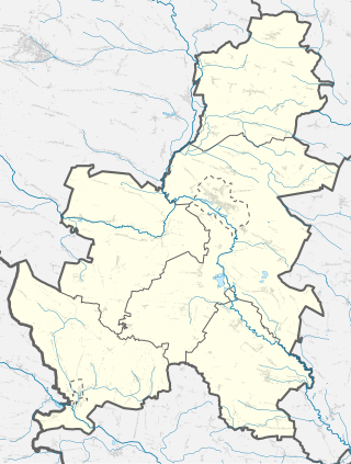 Mapa konturowa powiatu pińczowskiego, na dole po lewej znajduje się punkt z opisem „Działoszyce”