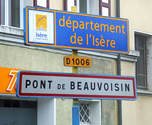 Le panneau routier de l'Isère sur le pont du Guiers.
