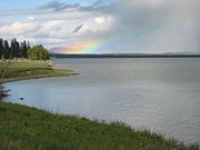 Yellowstone Gölü üzerinde asılı bir gökkuşağı