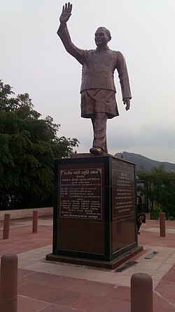उदयपुर के उद्यान में पूर्व भारतीय राजनीतिज्ञ राजीव गांधी की मूर्ती