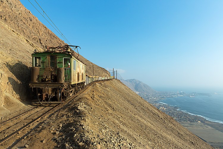 Поезд компании SQM спускается по дороге, проложенной на горном склоне в окрестностях Токопильи, Чили