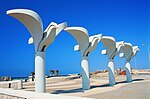 טיילת בחוף ראשון לציון. ארבעה פסלי עופות מסוגננים היוצרים שערי קשתות. הפסלים בגובה 4.5 מ' ויצוקים מחומרים פולימריים, 1993