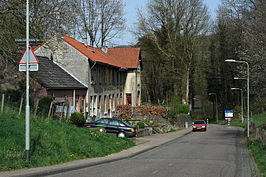 Mergelstenen huizen aan de Bergstraat. Rechts het Biebosch