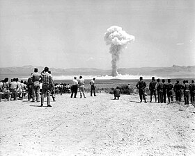 Le champignon atomique de Small Boy (1962) est observé par des soldats américains.