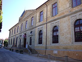 Le rez-de-chaussée est surélevé avec un perron devant la porte d'entrée. Les fenêtres sont régulières, en arc au rez-de-chaussée et rectangulaires au premier étage.