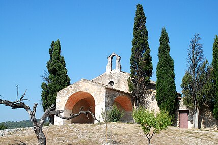 La chapelle Saint-Sixte d'Eygalières entourée de cyprès.