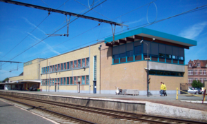 Bâtiment de 1943 côté voies. La cabine de signalisation est plus récente.