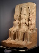 Statua di Ramesse II con Amun e Hathor