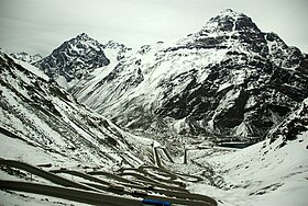 Switchbacks on the road up to Tunel del Cristo Redentor.jpg