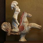 Guerrier chevauchant un hippalectryon, figurine en terre cuite de Thèbes, 500-470 av. J.-C., musée du Louvre.