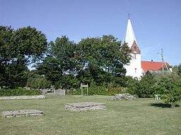 Klosterruiner framför kyrkan