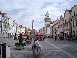 Masarykovo náměstí v Třeboni - celkový pohled od západu s barokním Mariánským sloupem uprostřed.