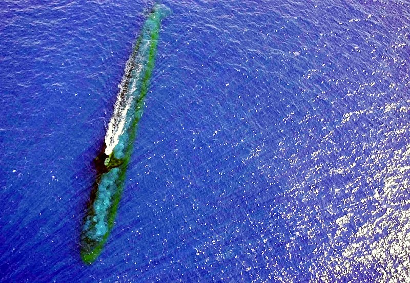 Lêer:USS Chicago (SSN 721) at periscope depth off Malaysia.jpg